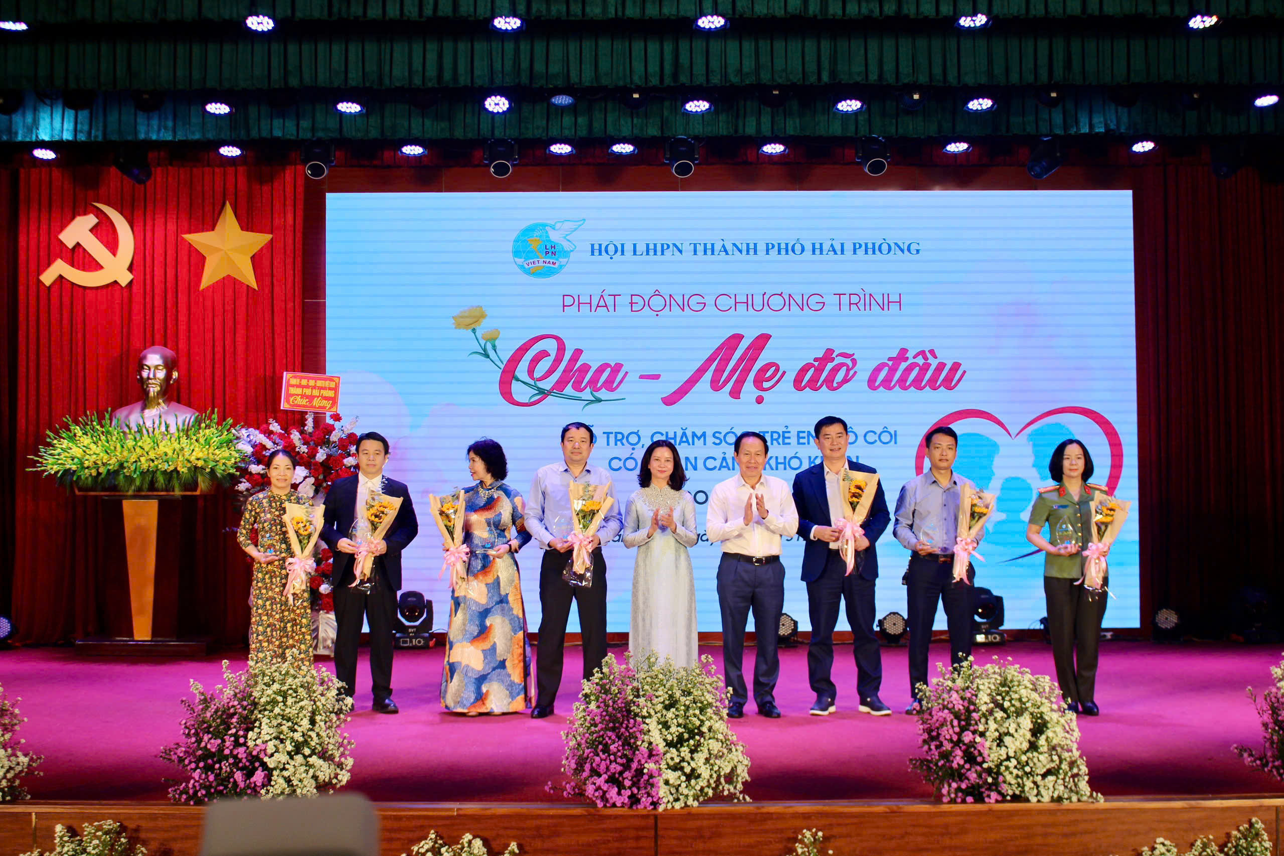 Hội Phụ nữ CATP được vinh danh tại chương trình “Gặp gỡ tháng 3” và phát động chương trình “Cha - Mẹ đỡ đầu” do Hội LHPN TP Hải Phòng tổ chức